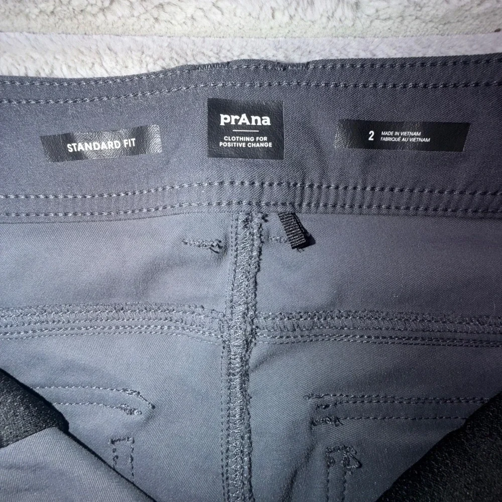 Prana Womens 2 Halle II Roll-Tab Capri Bermuda Shorts Grey Hiking Outdoor ReZion